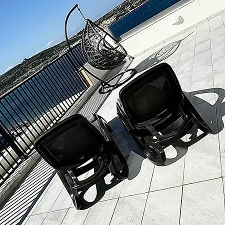 Malta Luxury Seafront Penthouse With Panoramic Views And Terrace In Mellieha דירה