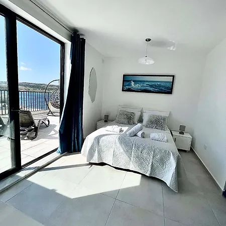 Malta Luxury Seafront Penthouse With Panoramic Views And Terrace In Mellieha דירה *